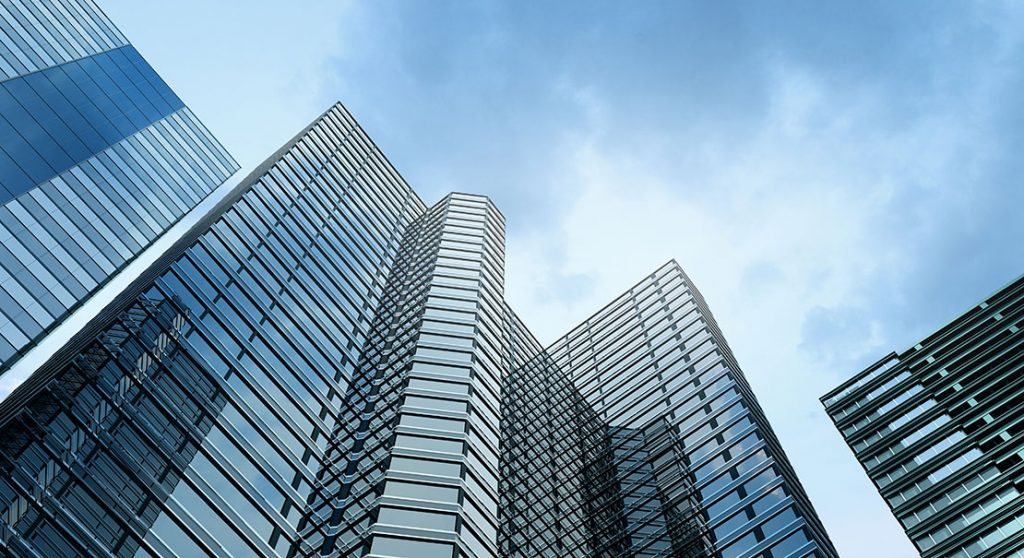 moderne-ndërtesë-zyre-sfondi-blu-qielli-1024x558